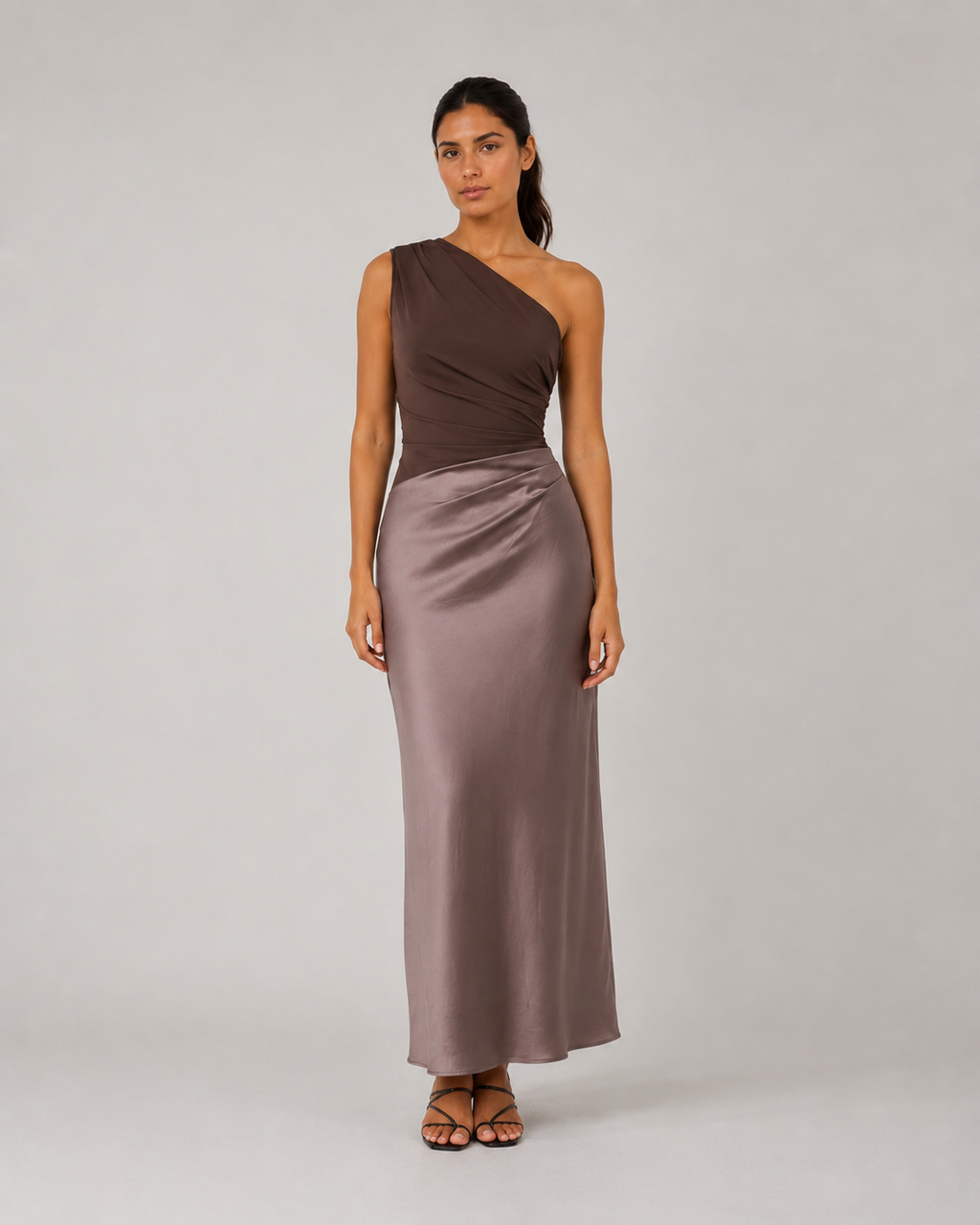 Aurely – Un vestido largo de satén con un solo hombro