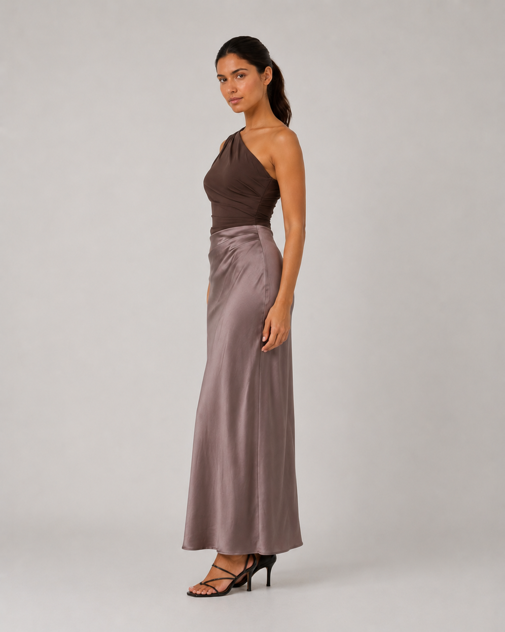 Aurely – Un vestido largo de satén con un solo hombro