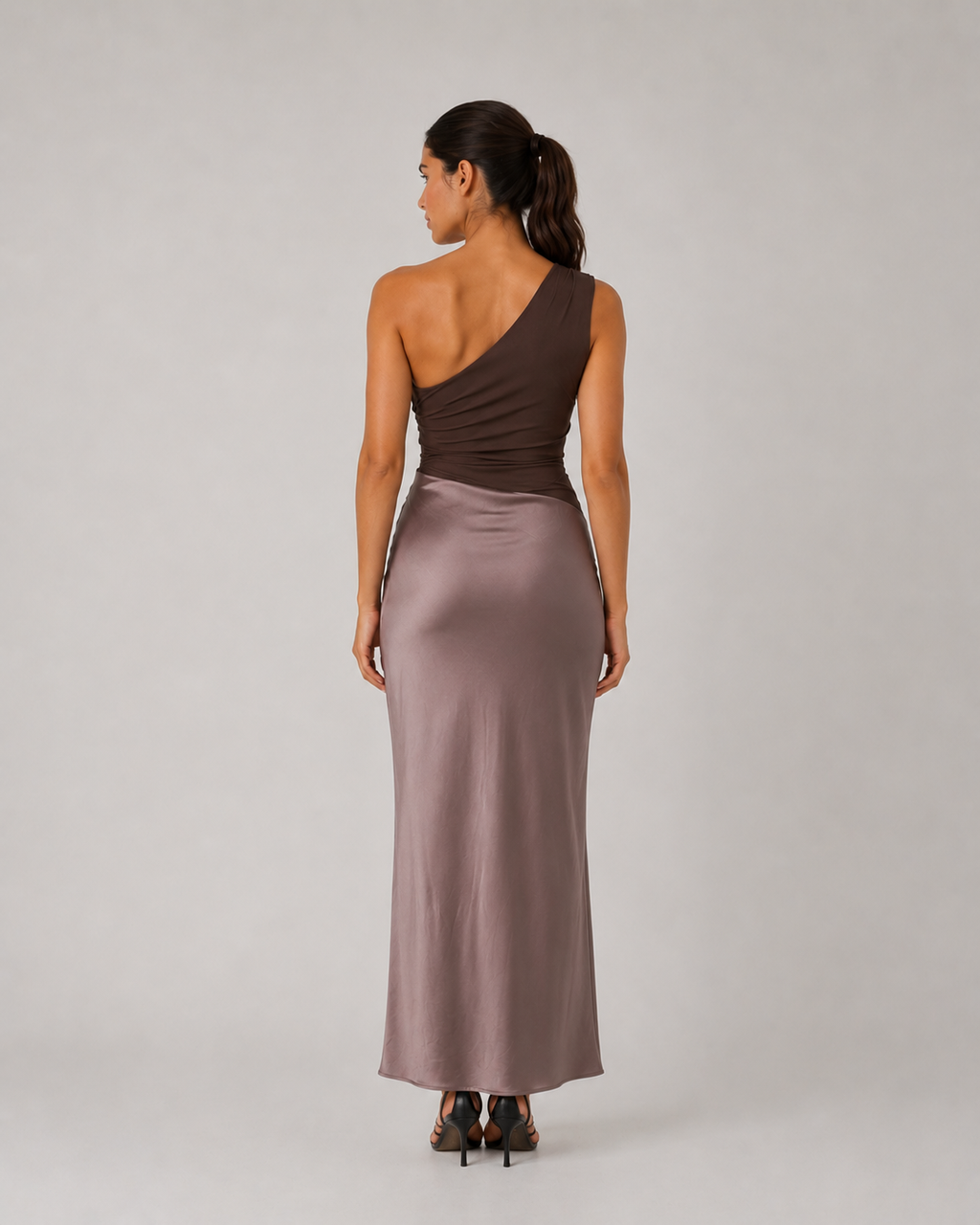 Aurely – Un vestido largo de satén con un solo hombro