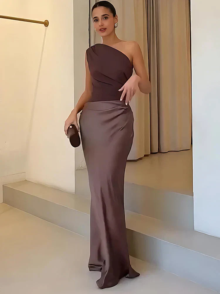 Aurely – Un vestido largo de satén con un solo hombro