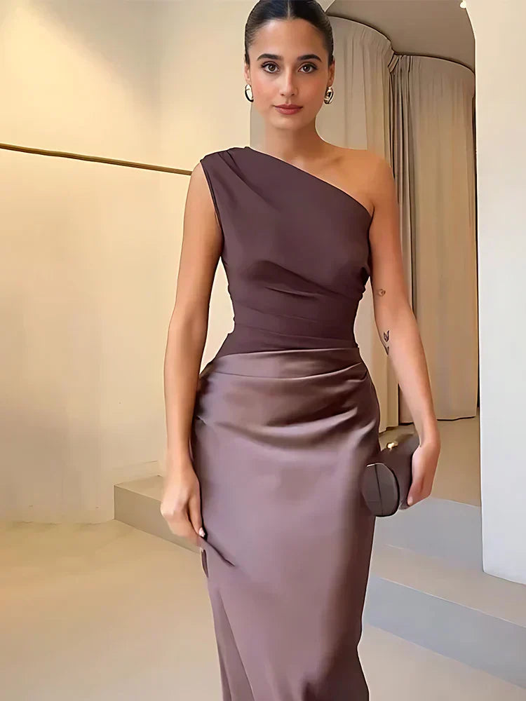Aurely – Un vestido largo de satén con un solo hombro